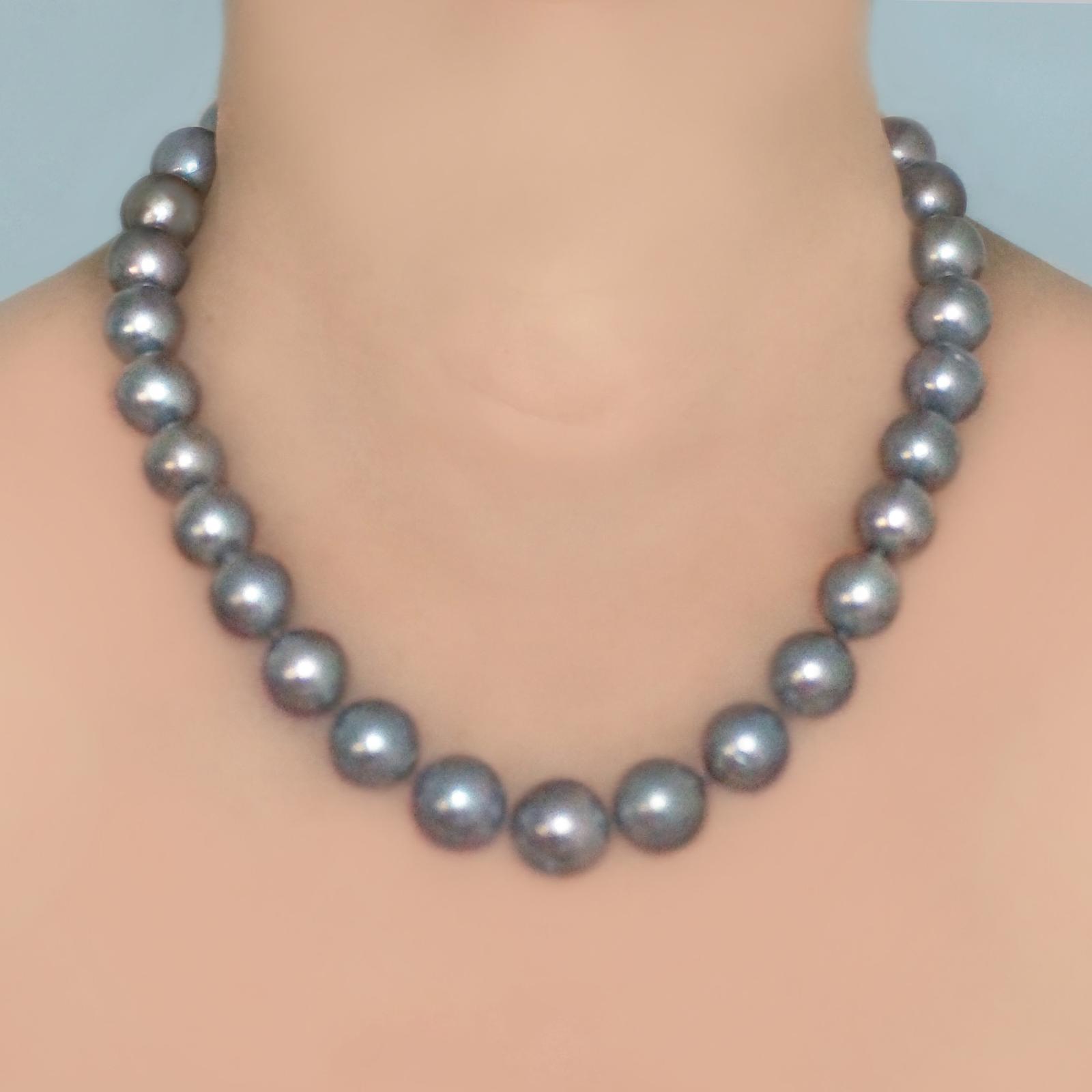 Striking Tahitian Black Pearl Necklace – Large Cultured Saltwater Pearls with Anchorcert Report An Elegant Strand of Natural Colour Pearls with 18ct White Gold Clasp (1 of 14)
