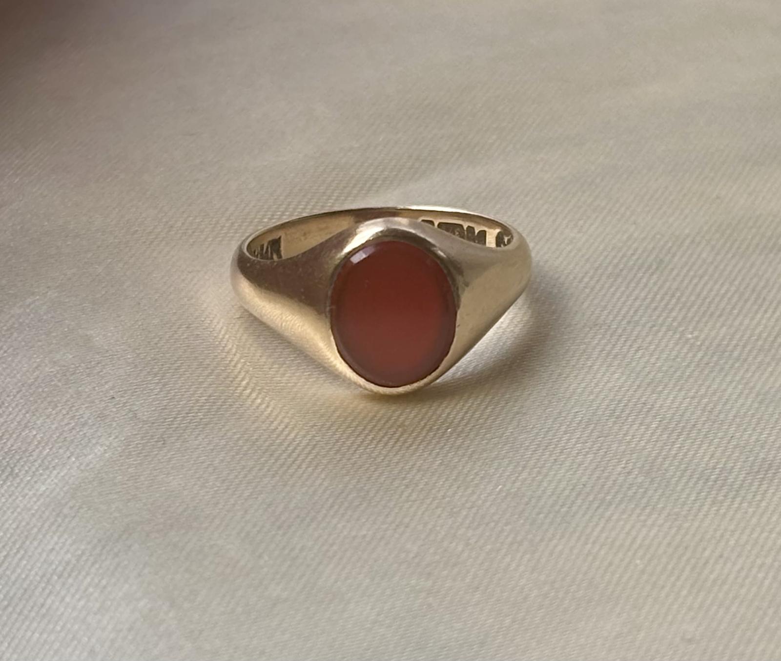 Vintage 9ct Gold & Carnelian Signet Ring (1 of 9) Vintage 9ct Gold & Carnelian Signet Ring (1 of 9)