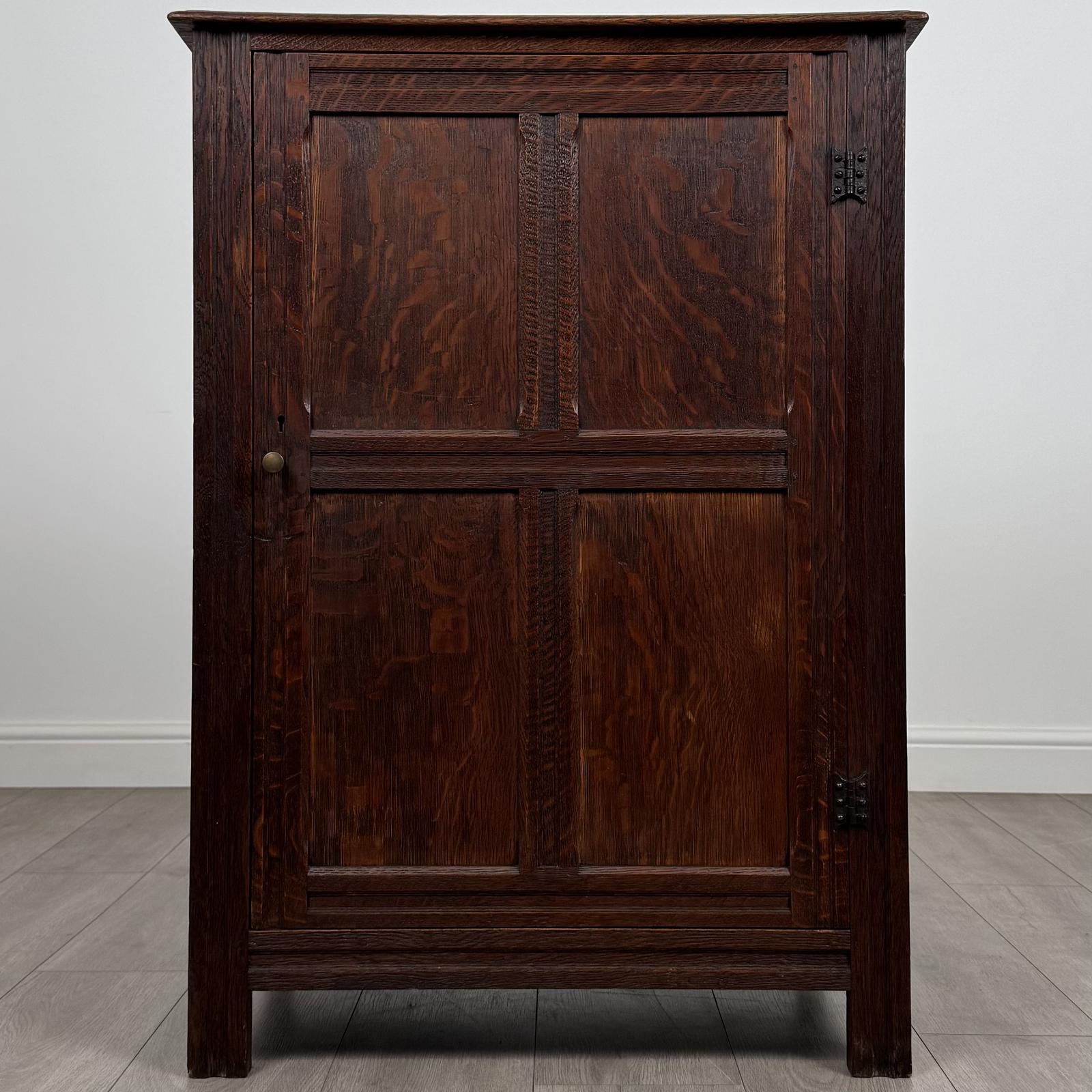 Antique 20th Century Fine Quality Fitted Cupboard in Oak (1 of 10)