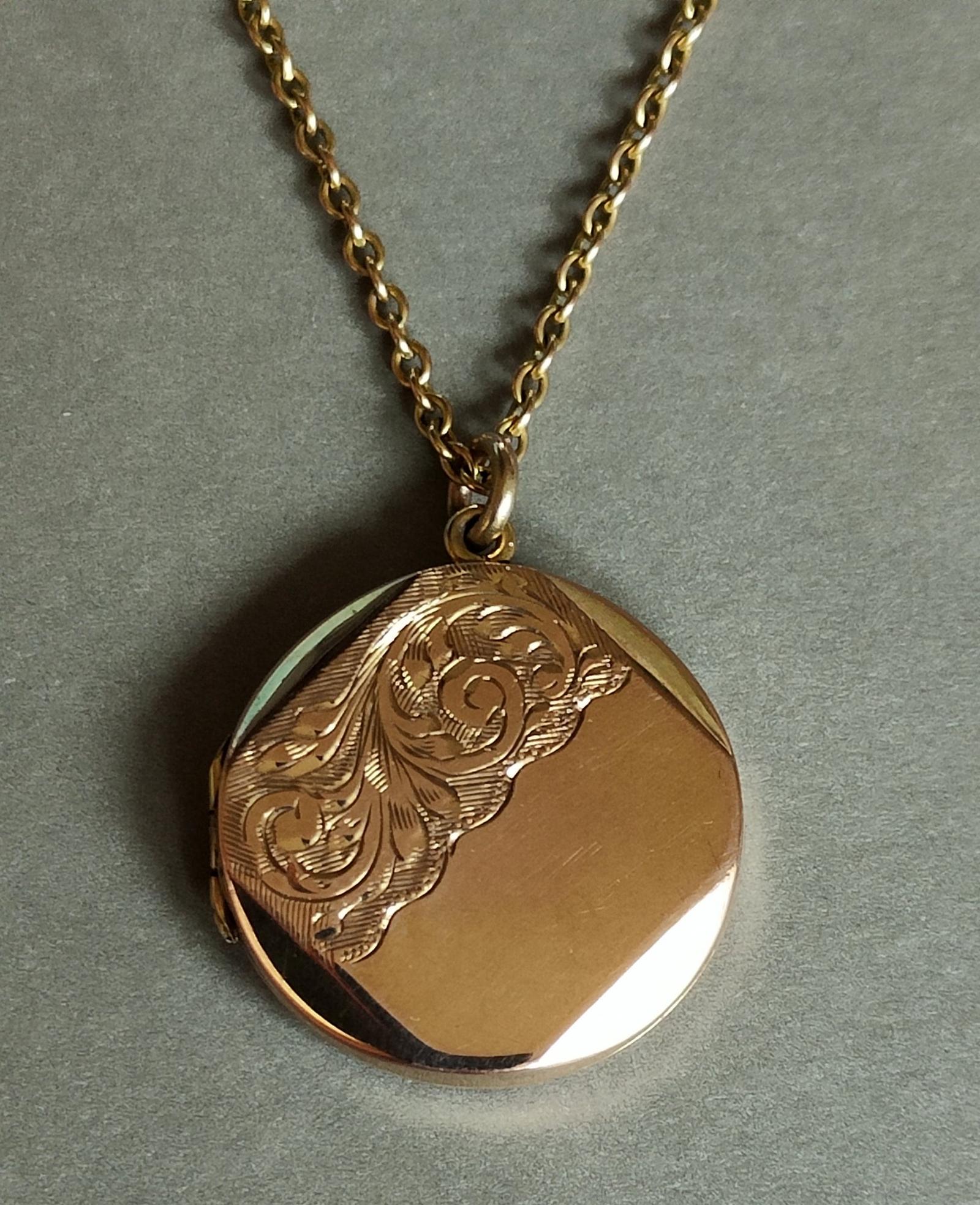 Vintage 9ct Gold Locket with 9ct Gold Chain 1950s (1 of 10) Vintage 9ct Gold Locket with 9ct Gold Chain 1950s (1 of 10)