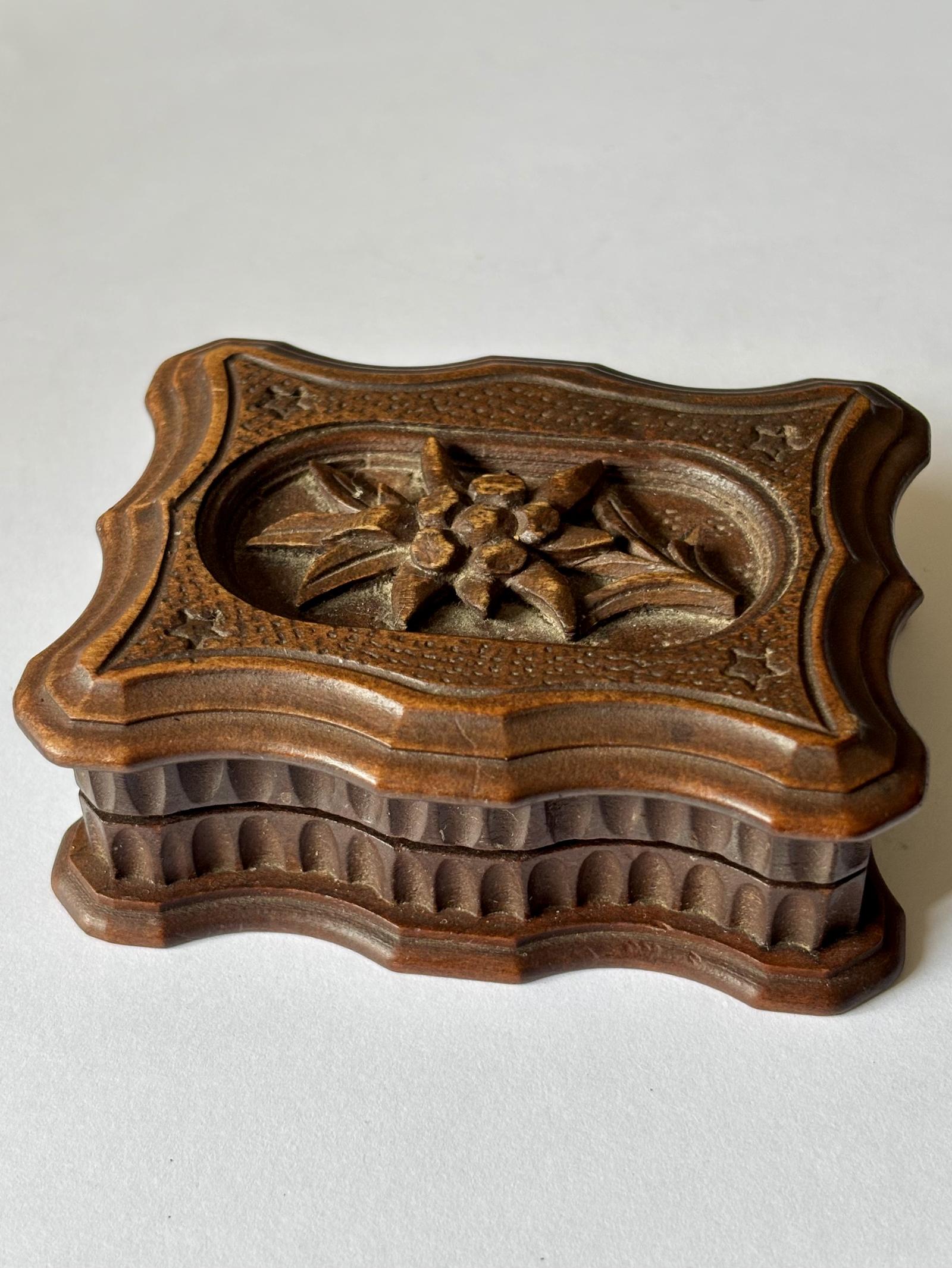 19th Century Black Forest Stamp Box, the Hinged Cover Carved with an Edelweiss (1 of 10)