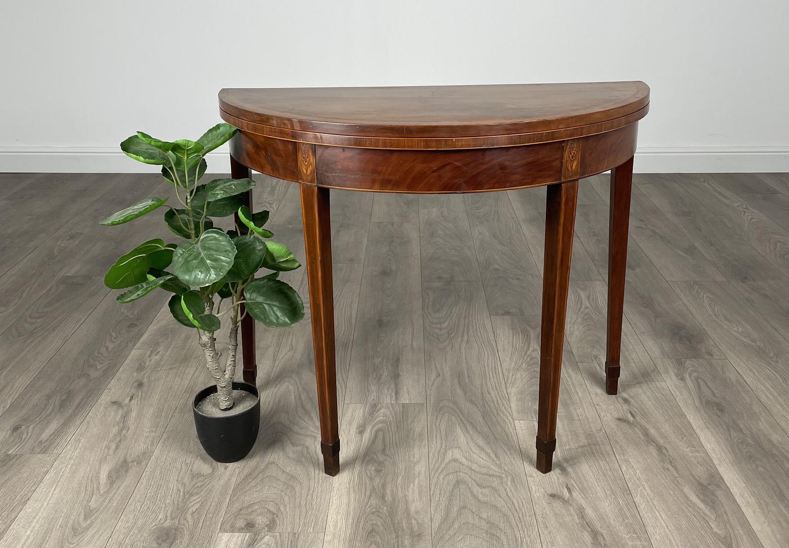 Antique 19th Century Round Inlaid Tea Table in Mahogany (1 of 11) Antique 19th Century Round Inlaid Tea Table in Mahogany (1 of 11)