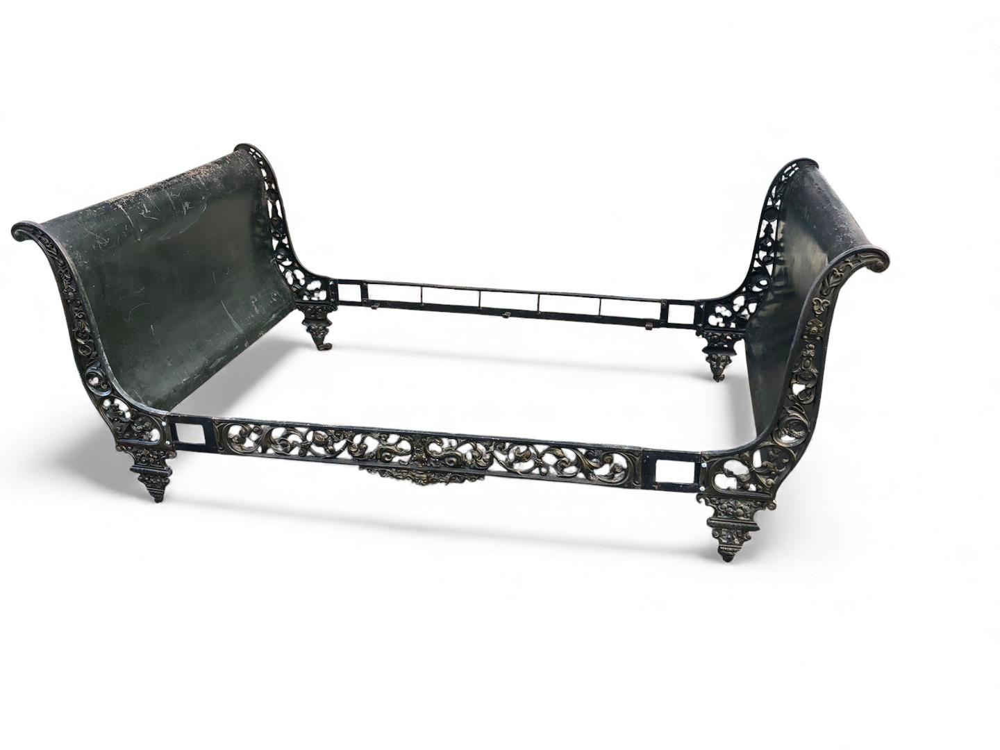 Antique Cast Iron Sleigh Bed Large Single or Daybed 1910s (1 of 13) Antique Cast Iron Sleigh Bed Large Single or Daybed 1910s (1 of 13)