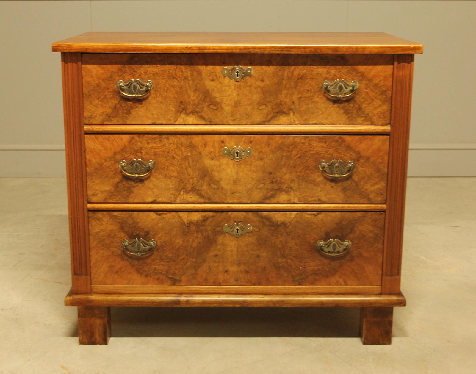 An Early 20th‑century Swedish Burr Walnut Chest of Drawers (1 of 10) An Early 20th‑century Swedish Burr Walnut Chest of Drawers (1 of 10)