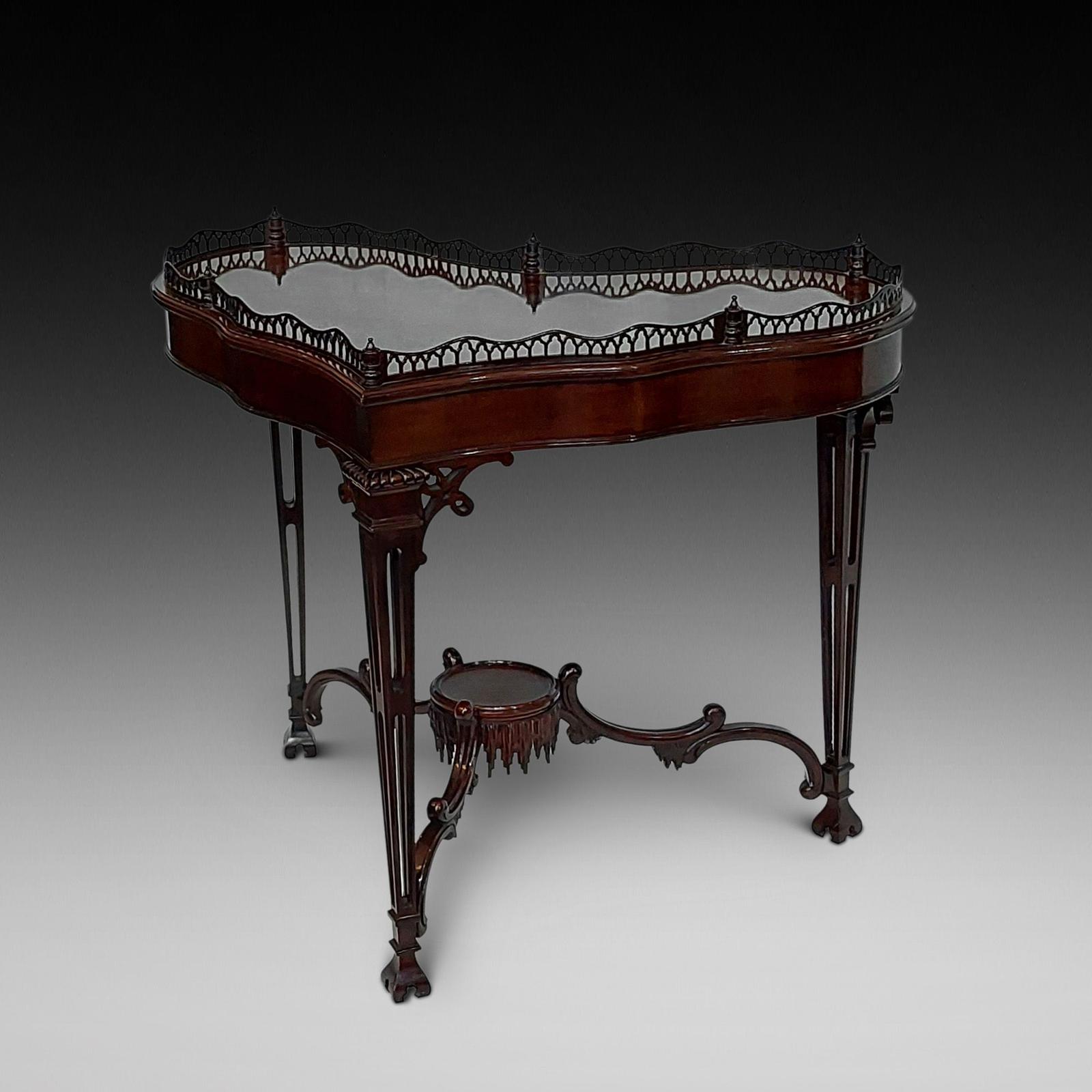 Late 19th Century Mahogany Chippendale Design Heart Shaped Occasional Table (1 of 10)