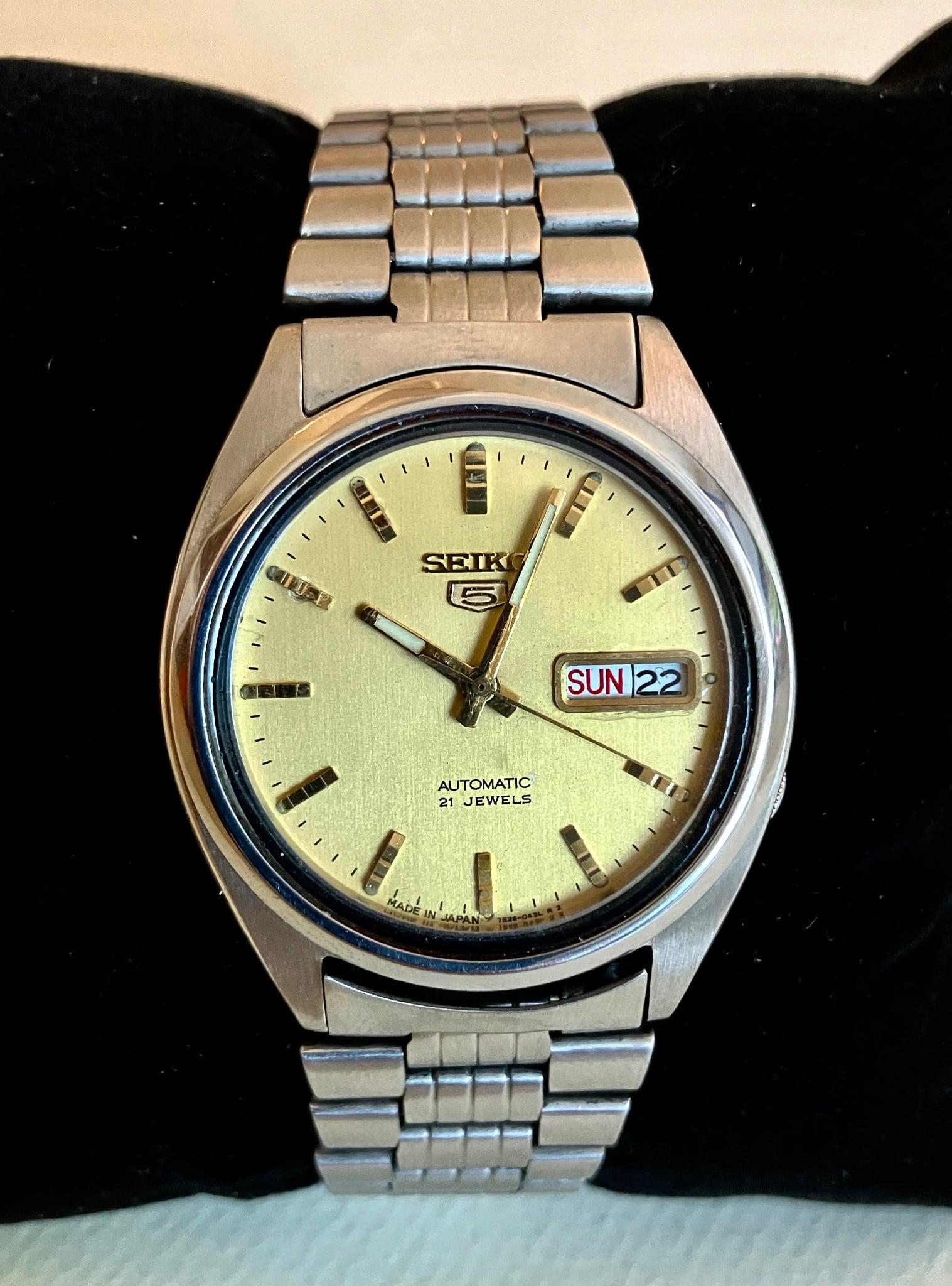 Vintage Seiko 5 Men's Wrist Watch 21 Jewels + Day & Date Display + Leather Case (1 of 5) Vintage Seiko 5 Men's Wrist Watch 21 Jewels + Day & Date Display + Leather Case (1 of 5)