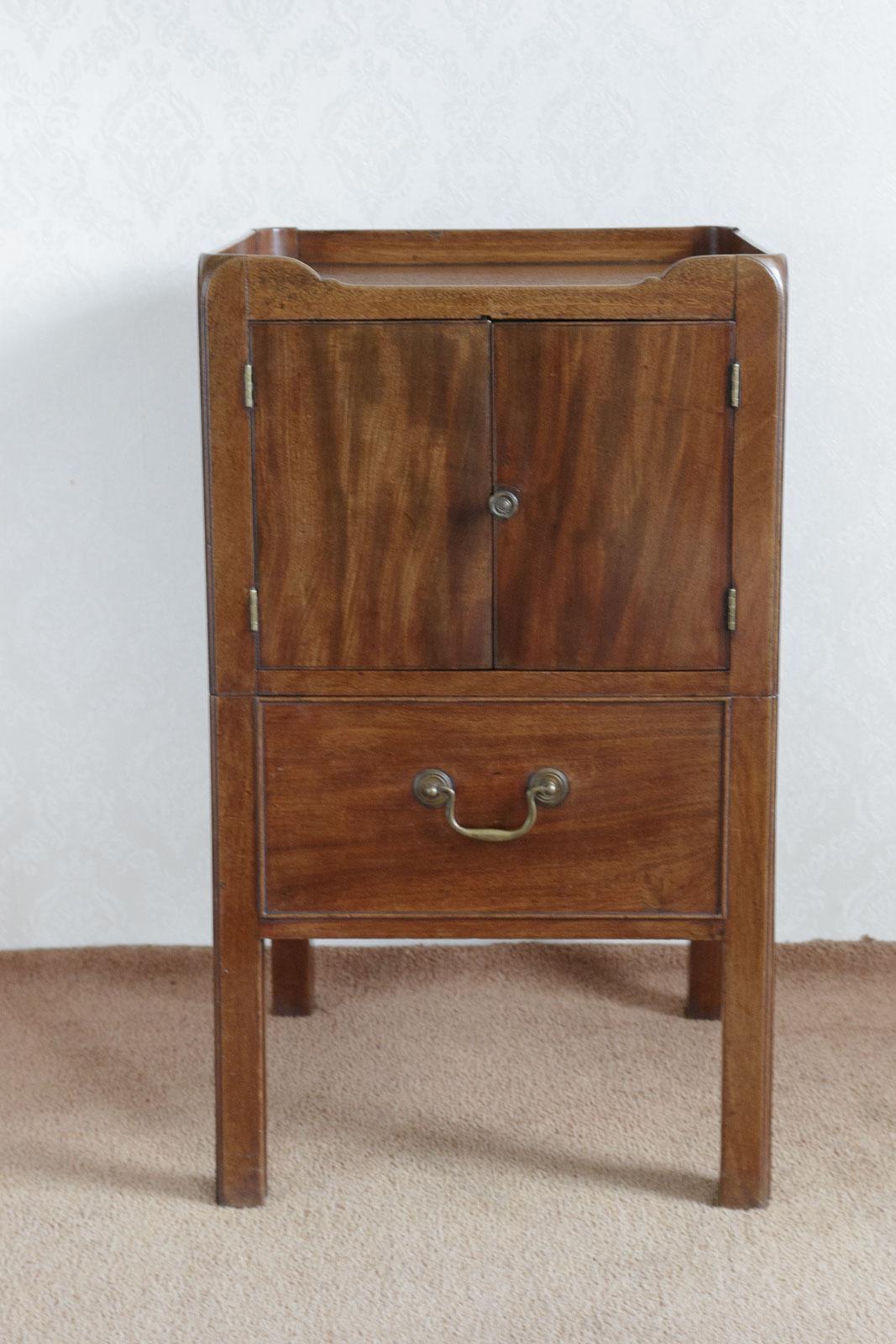18th Century Mahogany Tray Top Bedside Cabinet (1 of 6)
