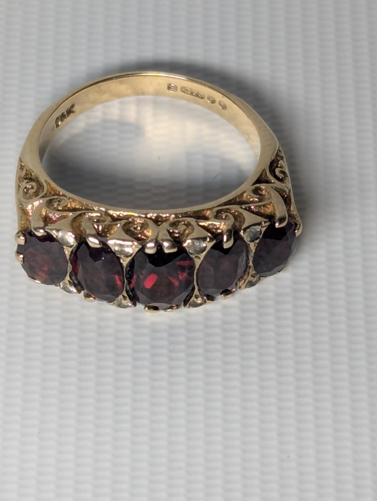 Stylish 9ct Gold Garnet & Diamond Ring (1 of 10) Stylish 9ct Gold Garnet & Diamond Ring (1 of 10)