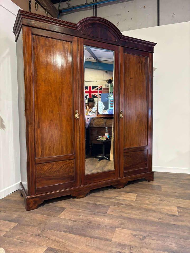 Late Victorian Mahogany Triple Wardrobe (1 of 18)