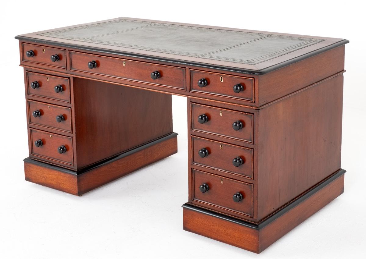 Victorian Mahogany Pedestal Desk (1 of 9) Victorian Mahogany Pedestal Desk (1 of 9)