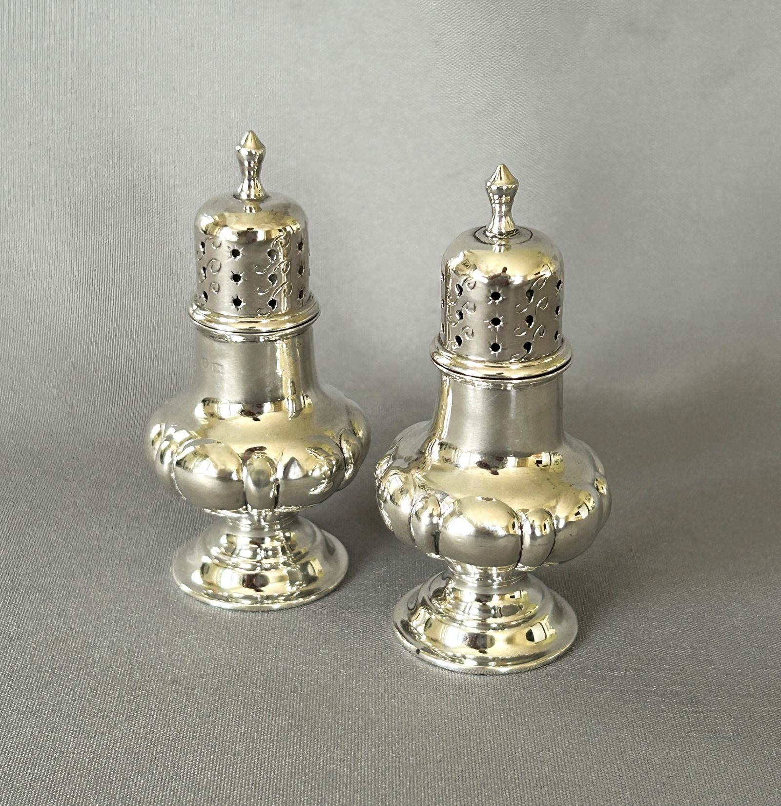 Charming Pair of Victorian Silver Pepper Pots (1 of 6) Charming Pair of Victorian Silver Pepper Pots (1 of 6)