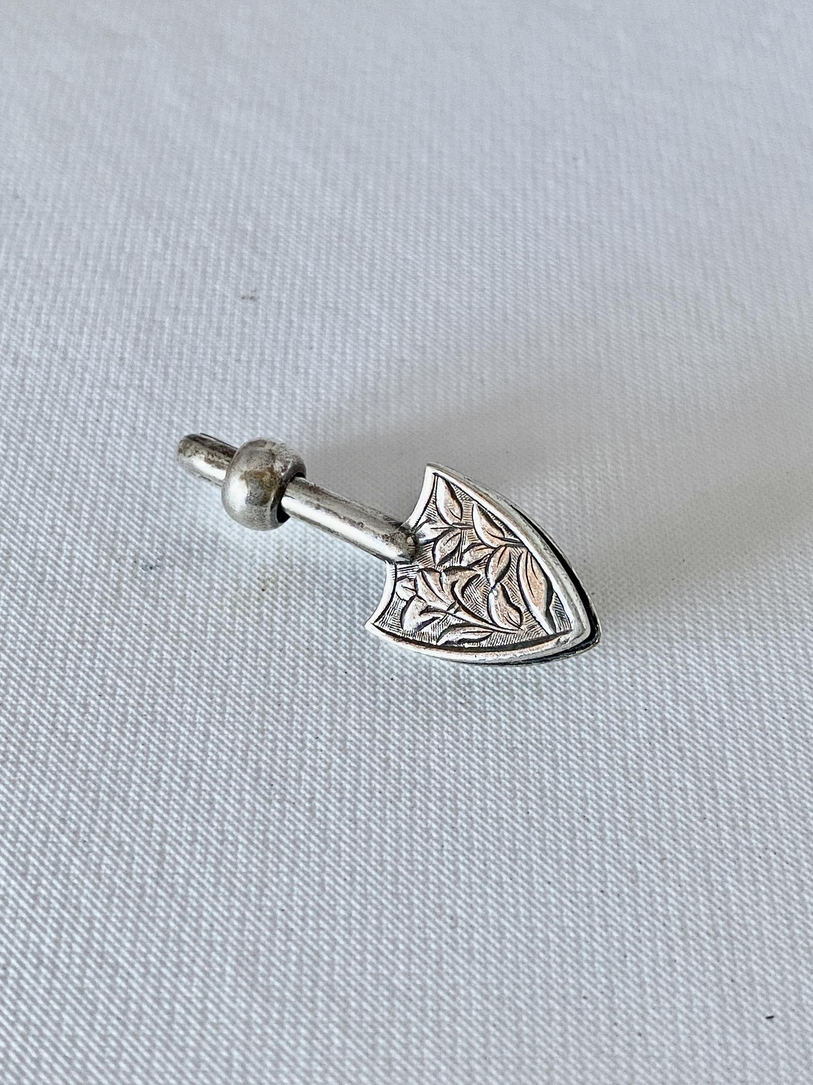 Solid Silver Victorian Napkin Clip. Birm 1900 (1 of 4)