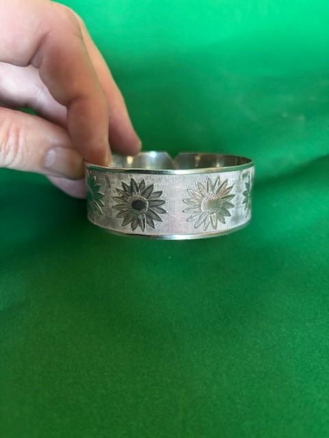 Charming Silver Bracelet with Floral Decoration (1 of 2)