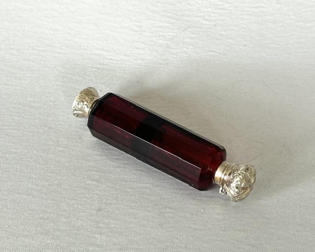 A Victorian Ruby Glass & Silver Double Ended Scent Bottle (1 of 6) A Victorian Ruby Glass & Silver Double Ended Scent Bottle (1 of 6)
