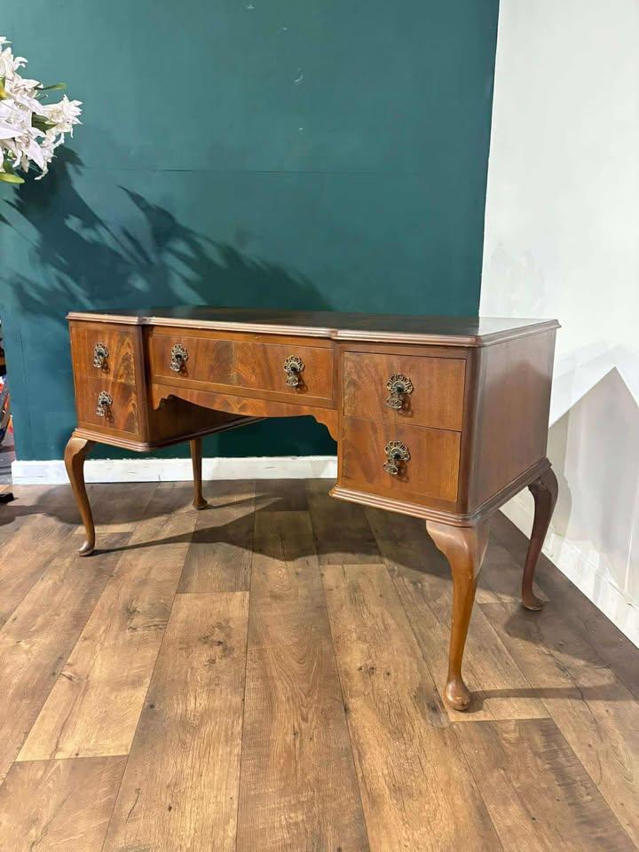 Vintage Walnut Dressing Table / Desk (1 of 17) Vintage Walnut Dressing Table / Desk (1 of 17)
