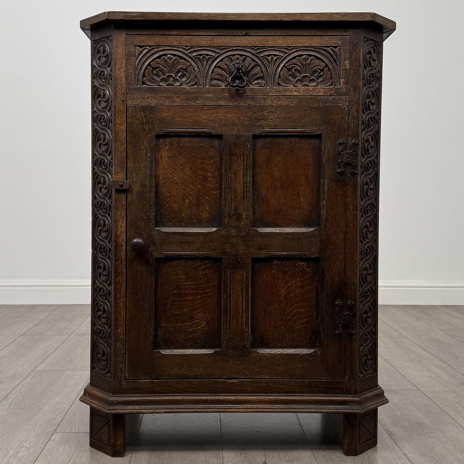 Antique 20th Century Fine Quality Small Oak Cupboard (1 of 12) Antique 20th Century Fine Quality Small Oak Cupboard (1 of 12)