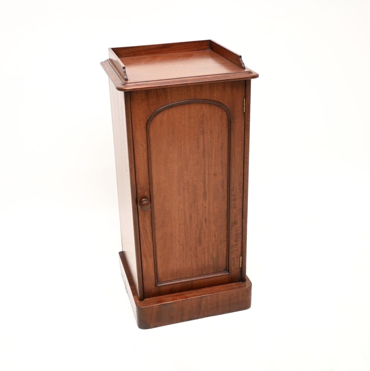 Antique Victorian Mahogany Bedside Cabinet (1 of 9) Antique Victorian Mahogany Bedside Cabinet (1 of 9)