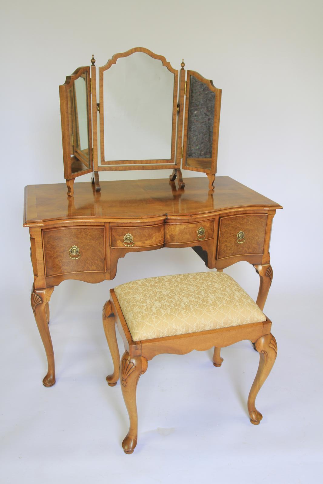 Walnut Queen Anne Style Dressing Table, Mirror & Stool c.1930 (1 of 8) Walnut Queen Anne Style Dressing Table, Mirror & Stool c.1930 (1 of 8)