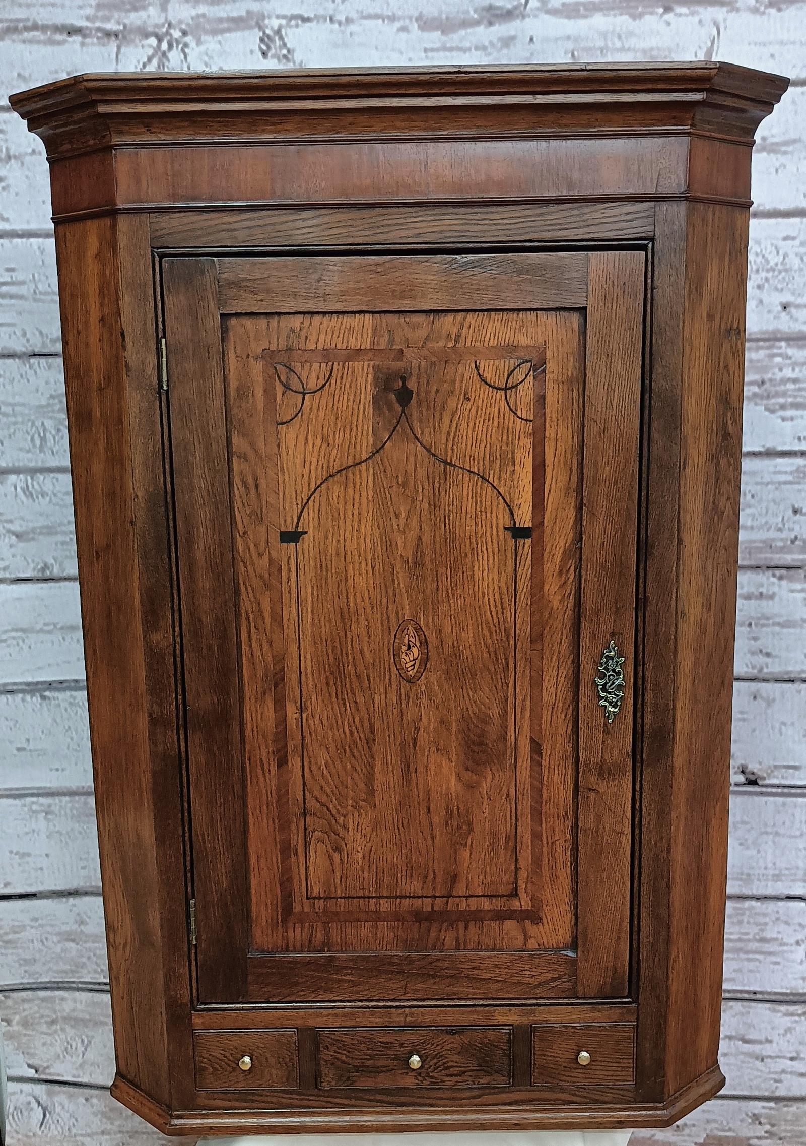 A George III Oak Corner Cupboard (1 of 4) A George III Oak Corner Cupboard (1 of 4)