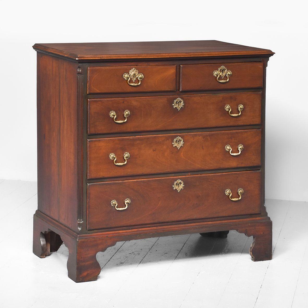 Quality George III Mahogany Chest of Drawers with Canted Corners (1 of 8)