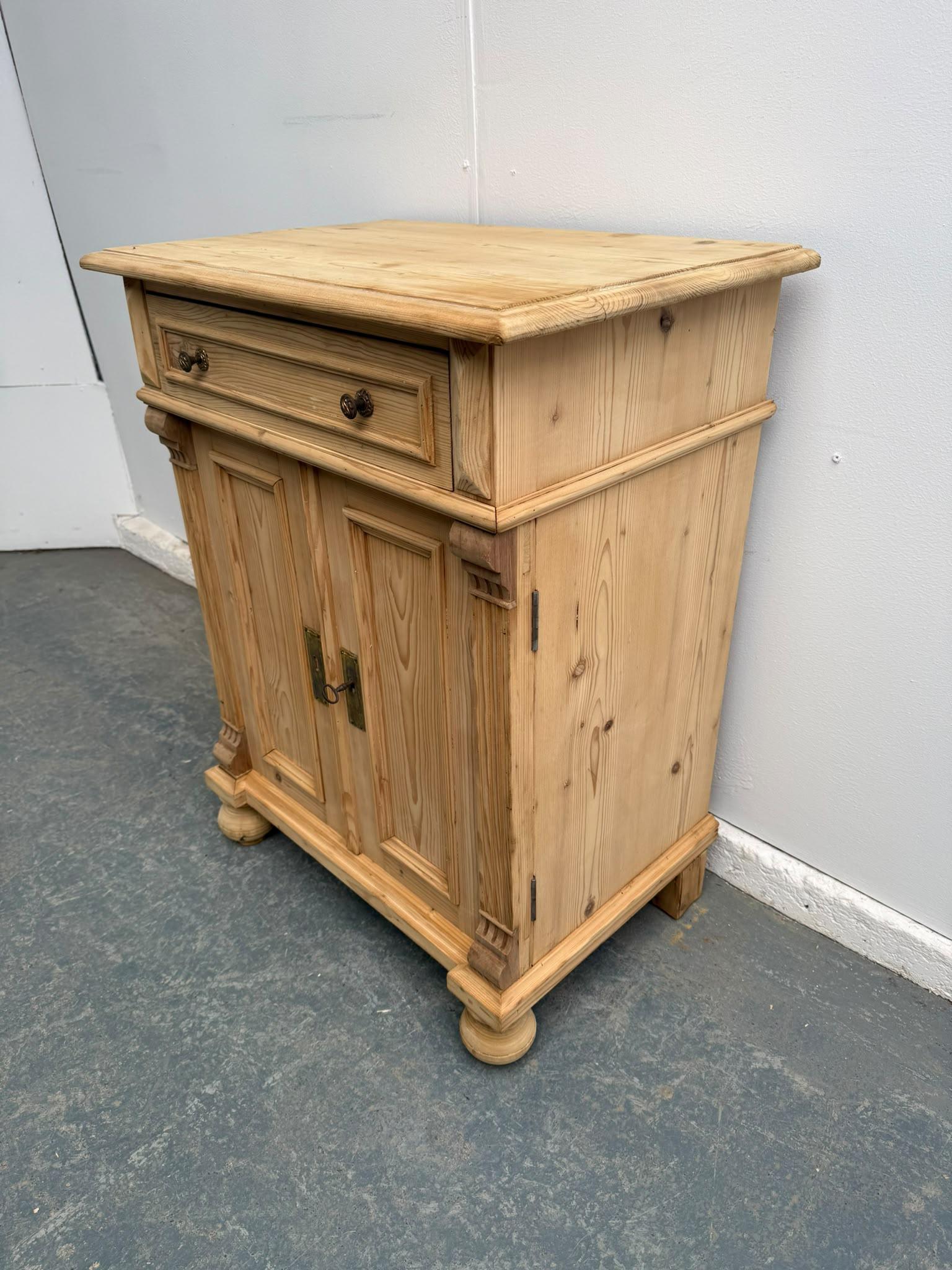 Mint Clean Cute Small Antique Pine Victorian Hall Cupboard to wax / paint (1 of 10) Mint Clean Cute Small Antique Pine Victorian Hall Cupboard to wax / paint (1 of 10)