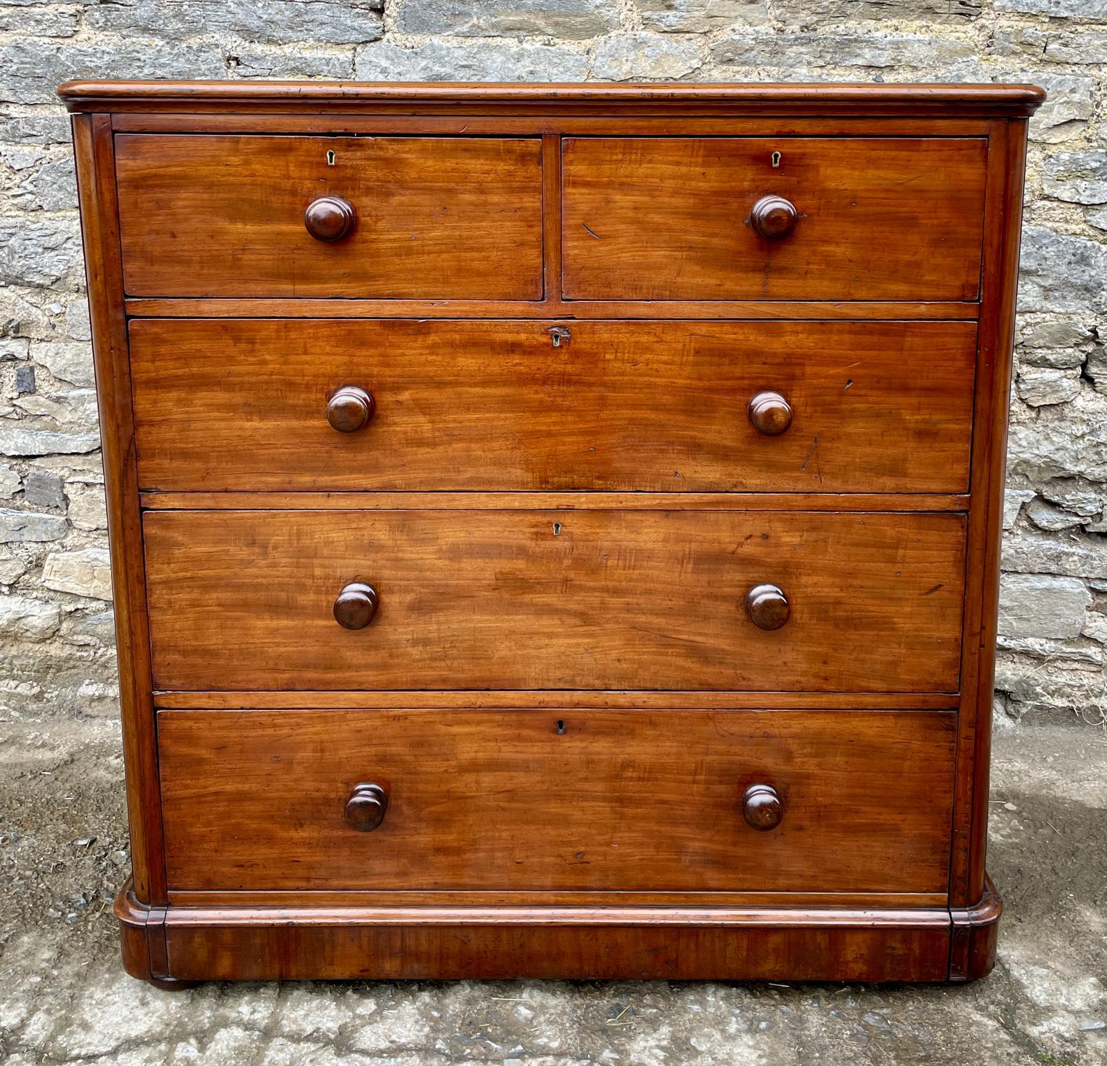 Large Victorian Mahogany Chest of Drawers (1 of 19) Large Victorian Mahogany Chest of Drawers (1 of 19)