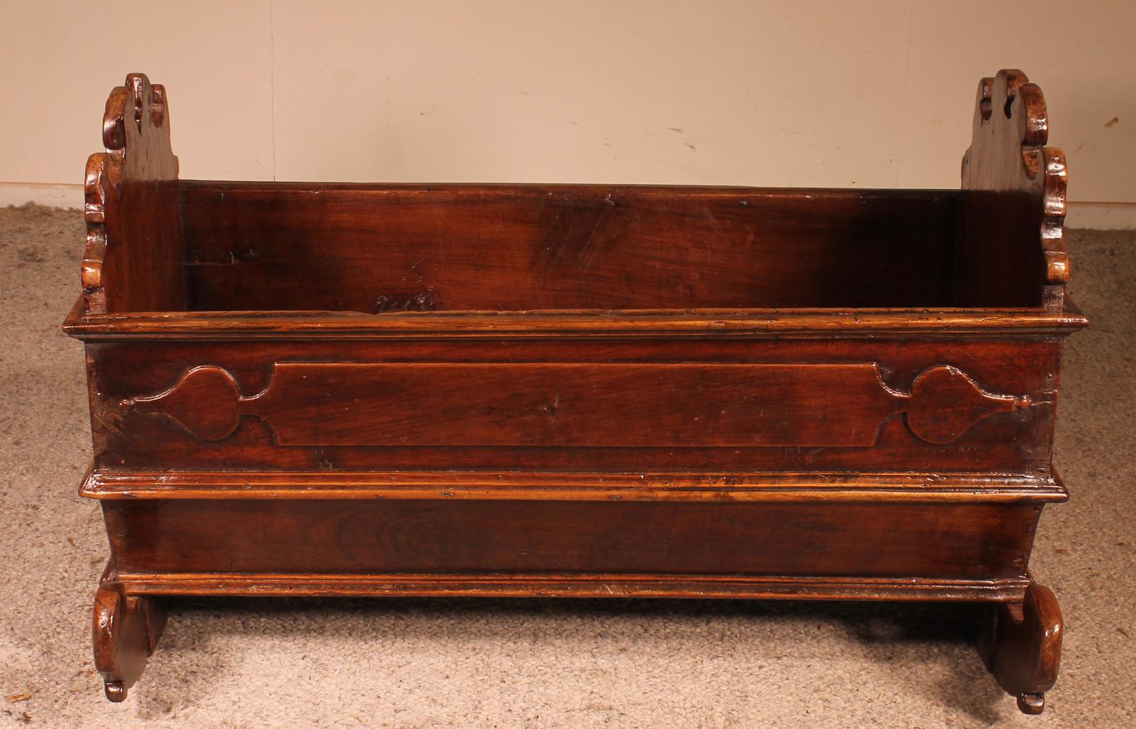 Italian Cradle in Walnut 17th Century (1 of 9)
