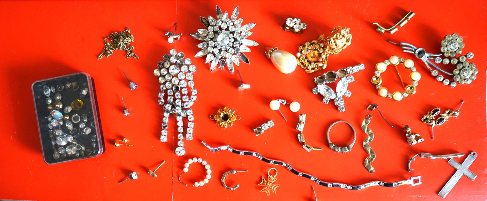 Collection of Stones & Broken Jewellery for Repair (1 of 6)