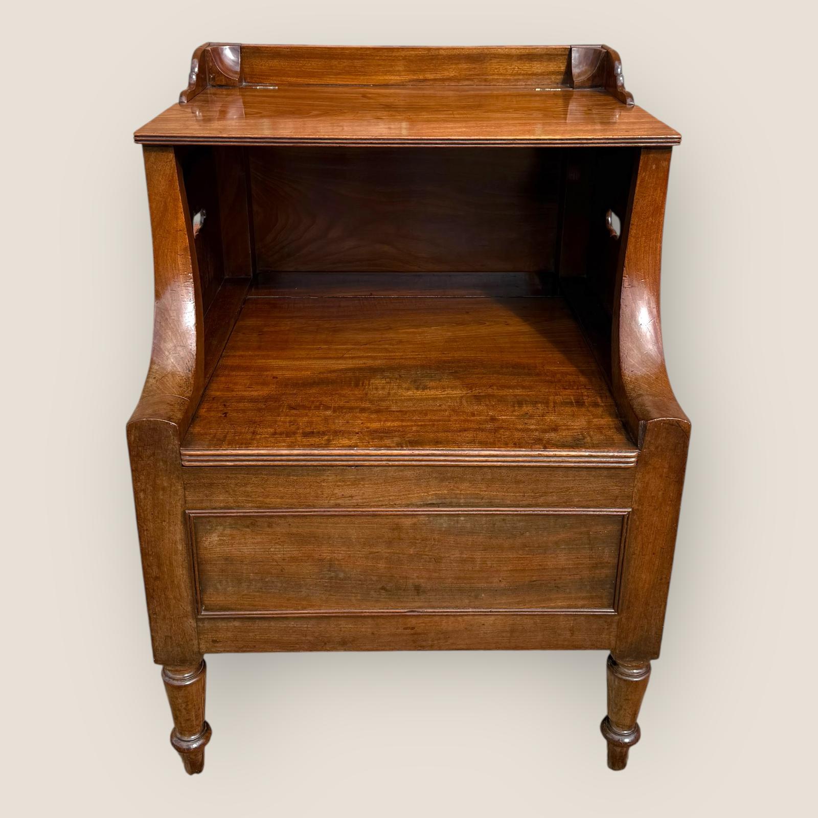 Antique Georgian Gillows of Lancaster Mahogany Bedside Cabinet Pot Cupboard (1 of 16)