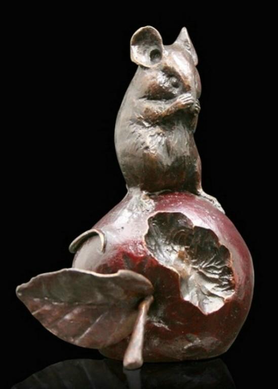 Mouse On Apple Bronze Figurine (limited Edition) Michael Simpson (1 of 1) Mouse On Apple Bronze Figurine (limited Edition) Michael Simpson (1 of 1)