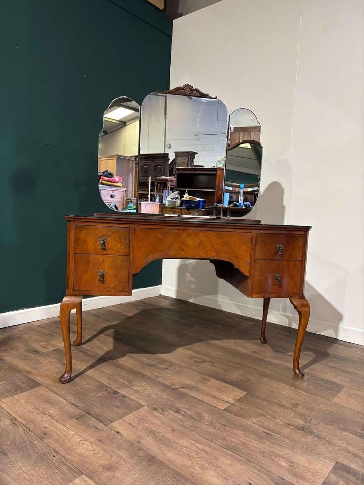 Vintage Walnut Veneered Dressing Table (1 of 14) Vintage Walnut Veneered Dressing Table (1 of 14)