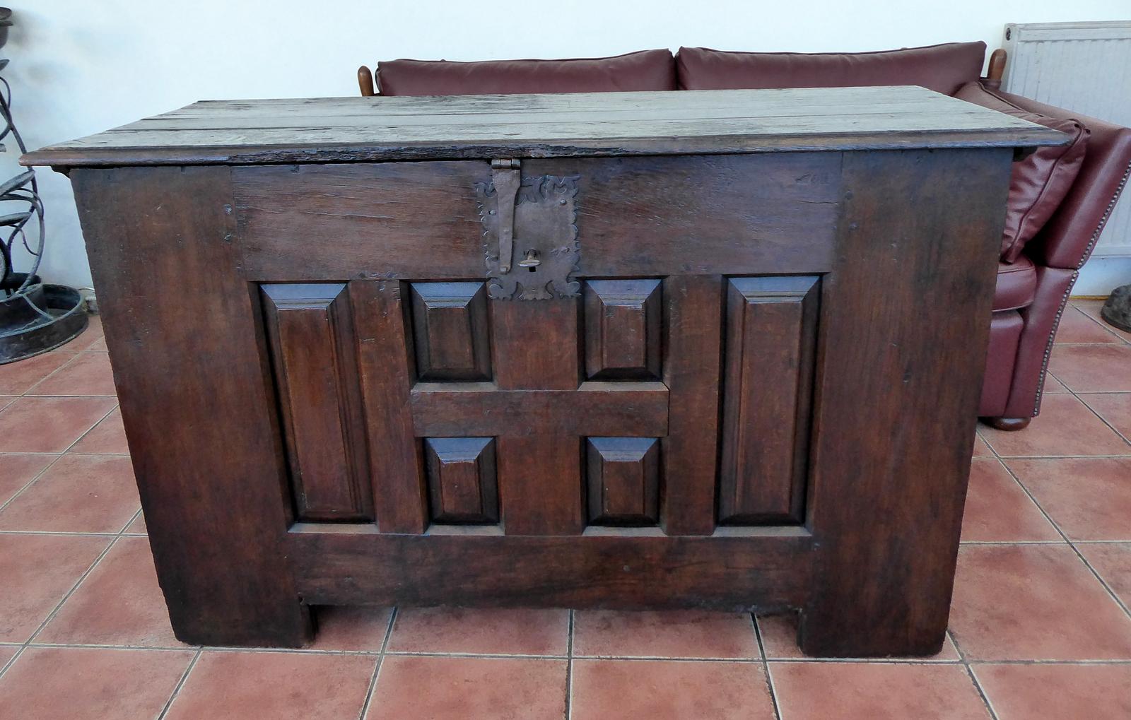 Large Coffer with Key Country Oak 1630-1640 (1 of 24)