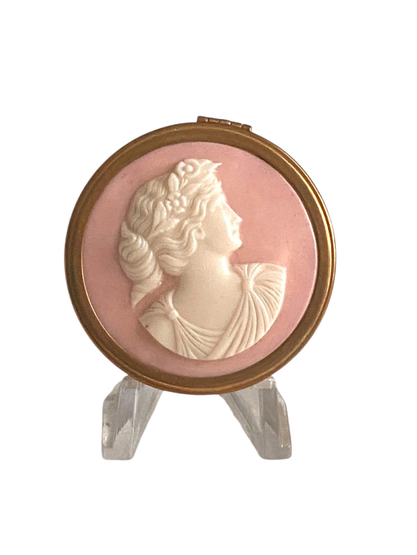 Vintage Faux Cameo Powder Compact Circa 1940 (1 of 5)