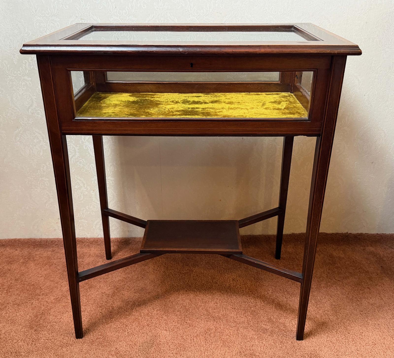 Late 19th Century Mahogany Display Table of Superb Quality (1 of 4) Late 19th Century Mahogany Display Table of Superb Quality (1 of 4)