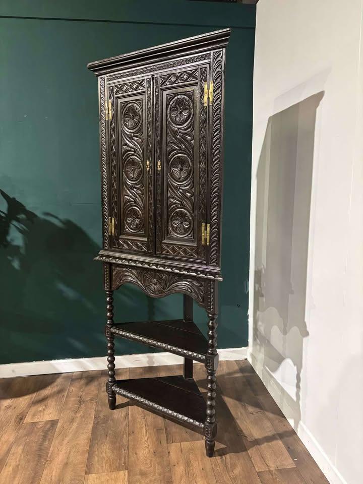 Antique Heavily Carved Corner Cabinet (1 of 16) Antique Heavily Carved Corner Cabinet (1 of 16)