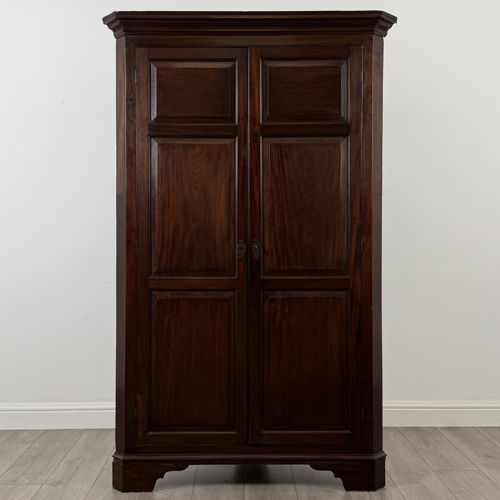 Antique 18th Century Georgian Corner Cabinet in Mahogany (1 of 5) Antique 18th Century Georgian Corner Cabinet in Mahogany (1 of 5)