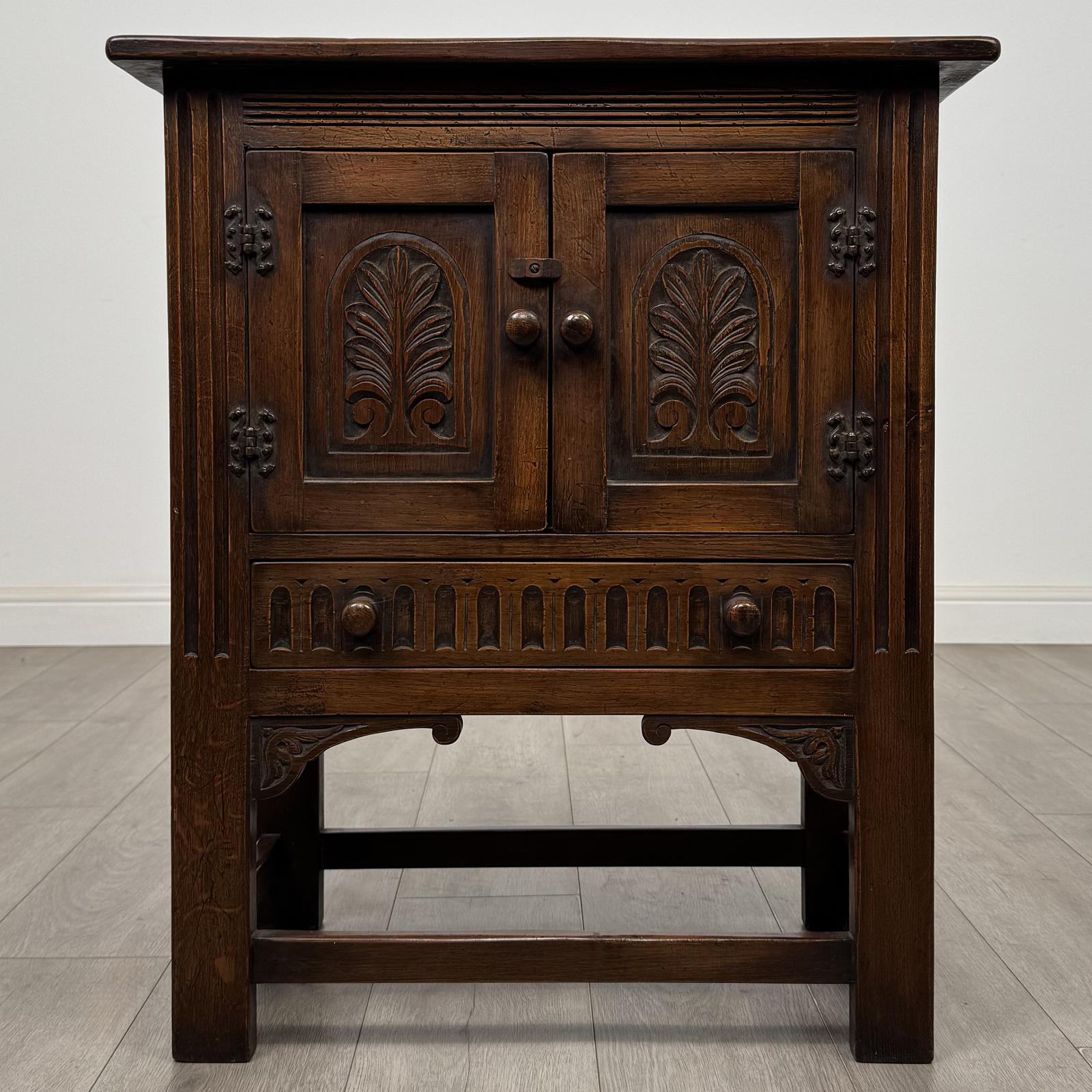 Antique 20th Century Good Quality Carved Oak Cupboard (1 of 12) Antique 20th Century Good Quality Carved Oak Cupboard (1 of 12)