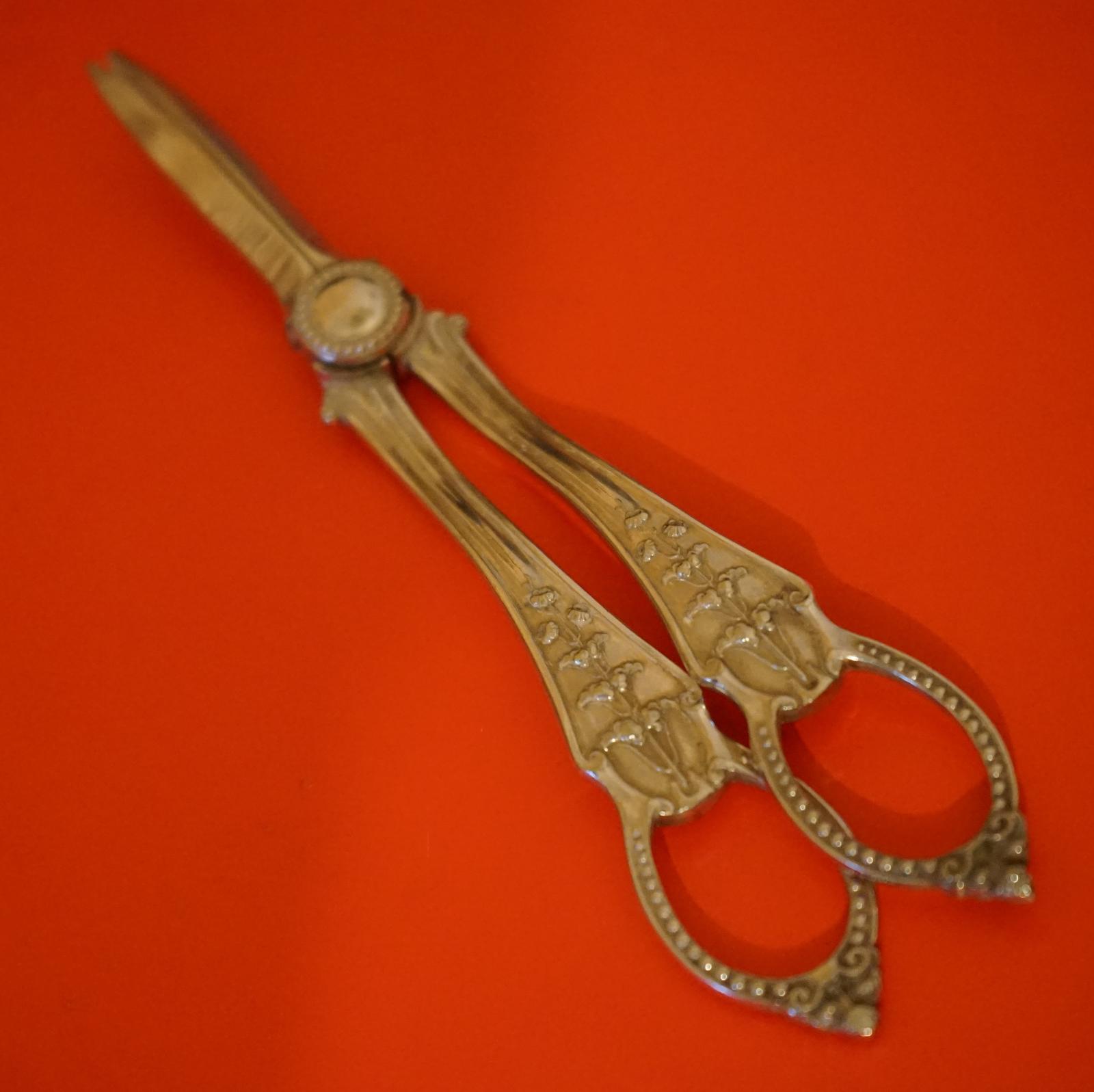 Vintage Ornate Pair of Large Silver Plate  Grape Scissors (1 of 7)