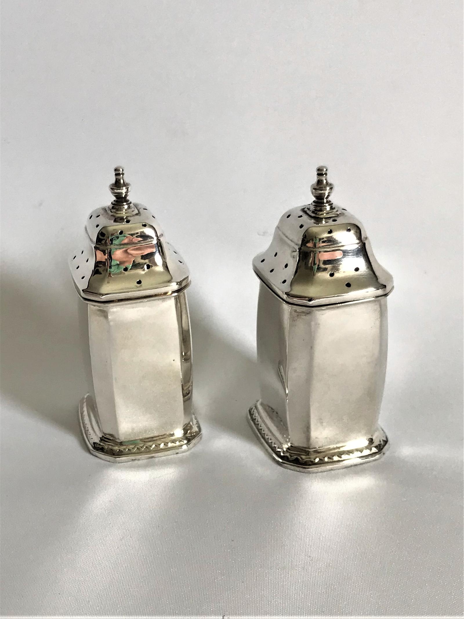 Handsome Pair of Art Deco Silver Pepper Pots (1 of 5) Handsome Pair of Art Deco Silver Pepper Pots (1 of 5)