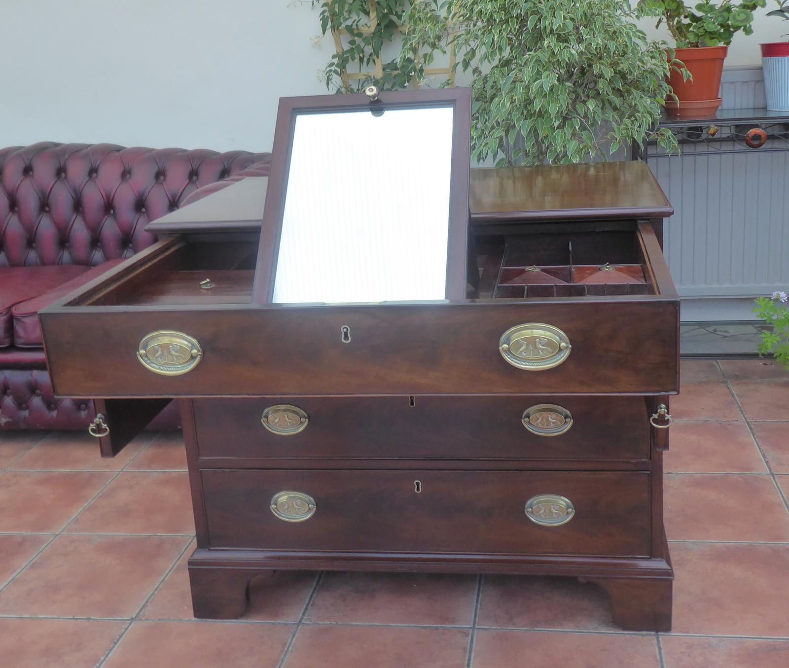 Edwards and Roberts Gentleman's Dressing Chest 1780 (1 of 14)