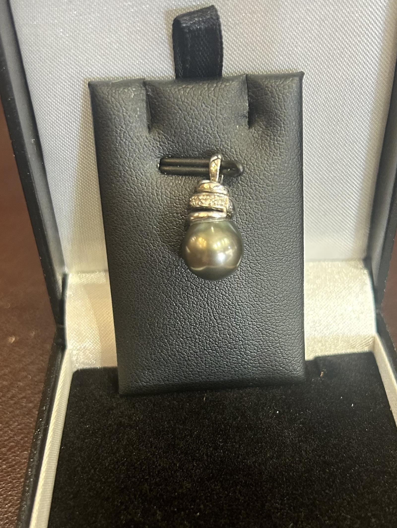 18ct White Gold Pearl & Diamond Pendant (1 of 2) 18ct White Gold Pearl & Diamond Pendant (1 of 2)