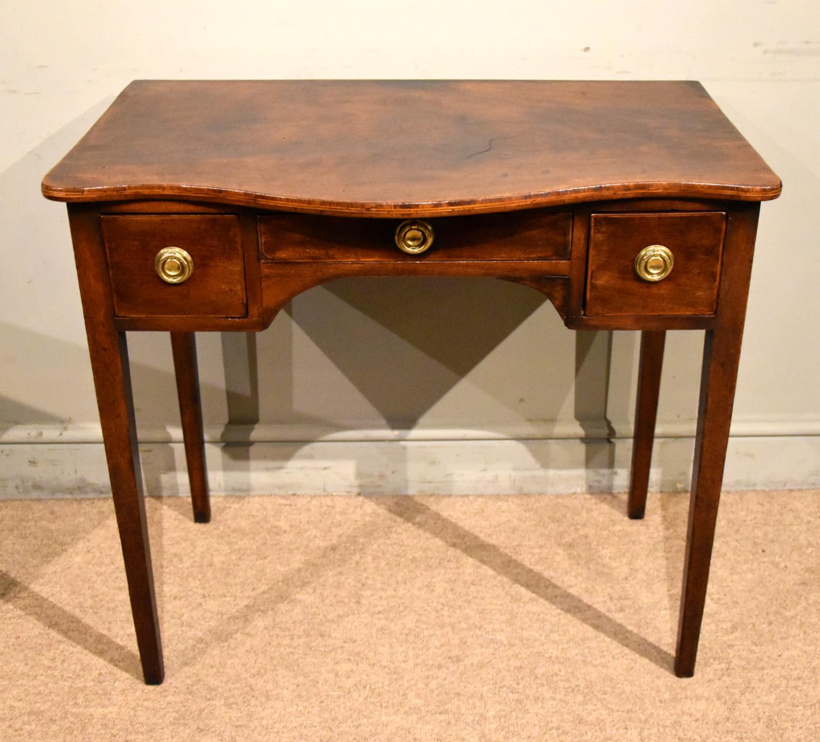 18th Century Mahogany Serpentine Dressing Table (1 of 7) 18th Century Mahogany Serpentine Dressing Table (1 of 7)