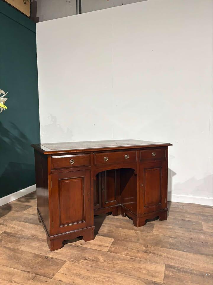 Edwardian Eastern Made Hardwood Twin Pedestal Desk (1 of 16) Edwardian Eastern Made Hardwood Twin Pedestal Desk (1 of 16)