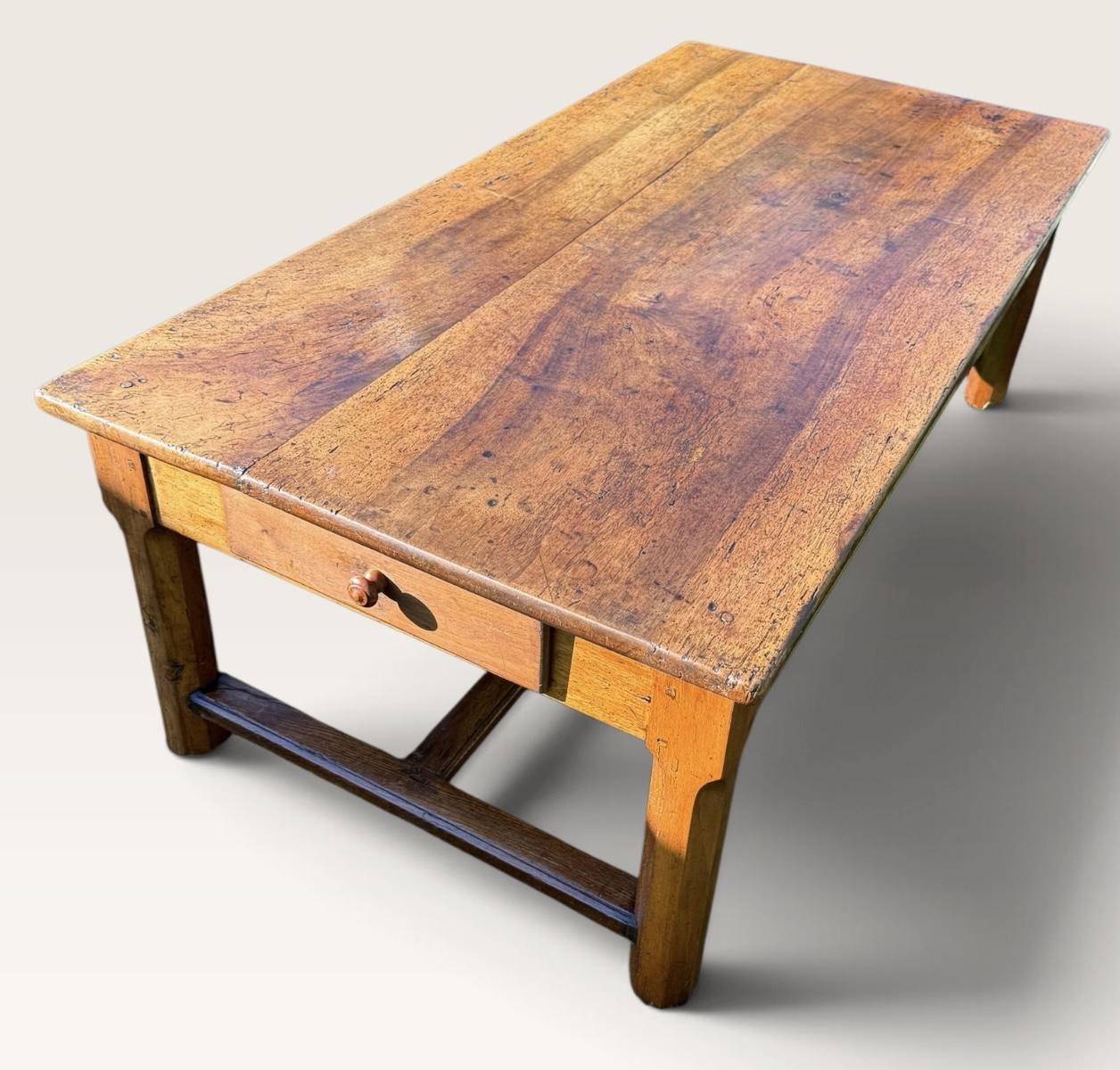 Large 19th Century Coffee Table in Walnut (1 of 6) Large 19th Century Coffee Table in Walnut (1 of 6)