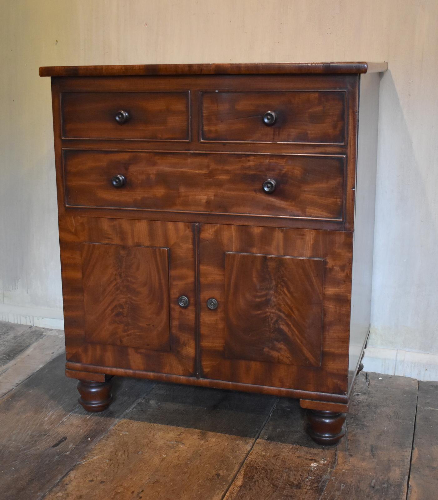 Fine Quality Mahogany Commode Chest (1 of 9)