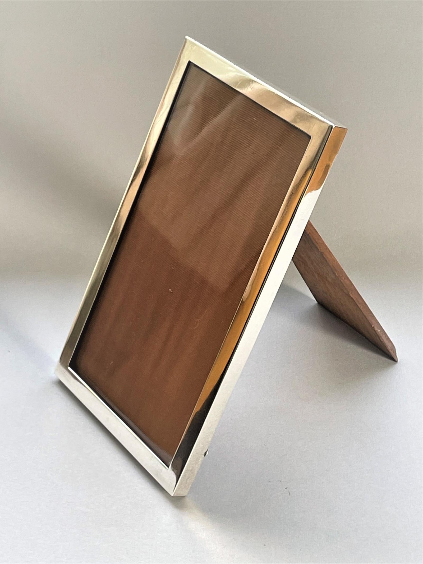 Stylish & Practical Silver Photo Frame (1 of 6) Stylish & Practical Silver Photo Frame (1 of 6)