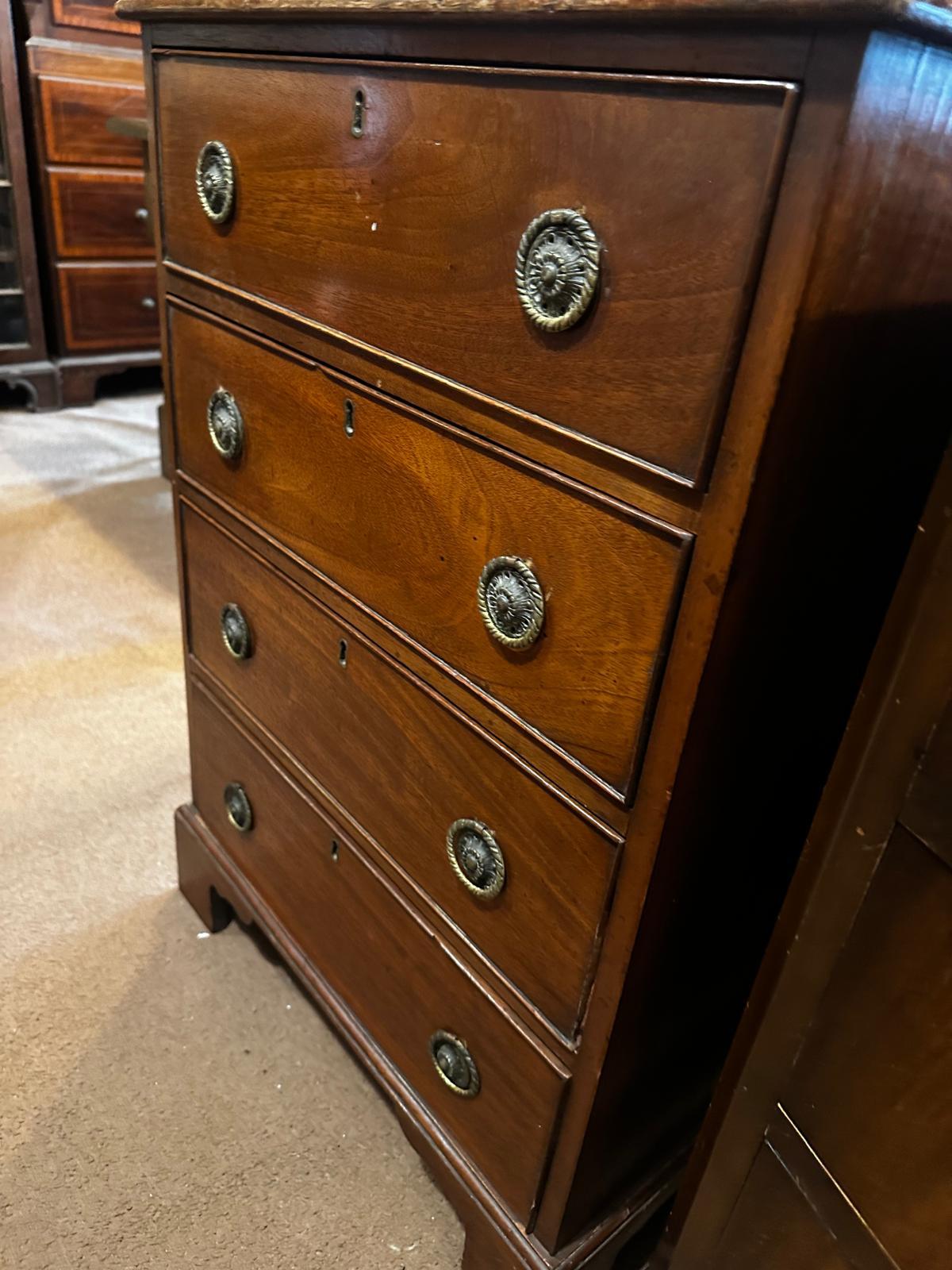 Small Victorian 4 Drawer Chest c.1880 (1 of 5) Small Victorian 4 Drawer Chest c.1880 (1 of 5)