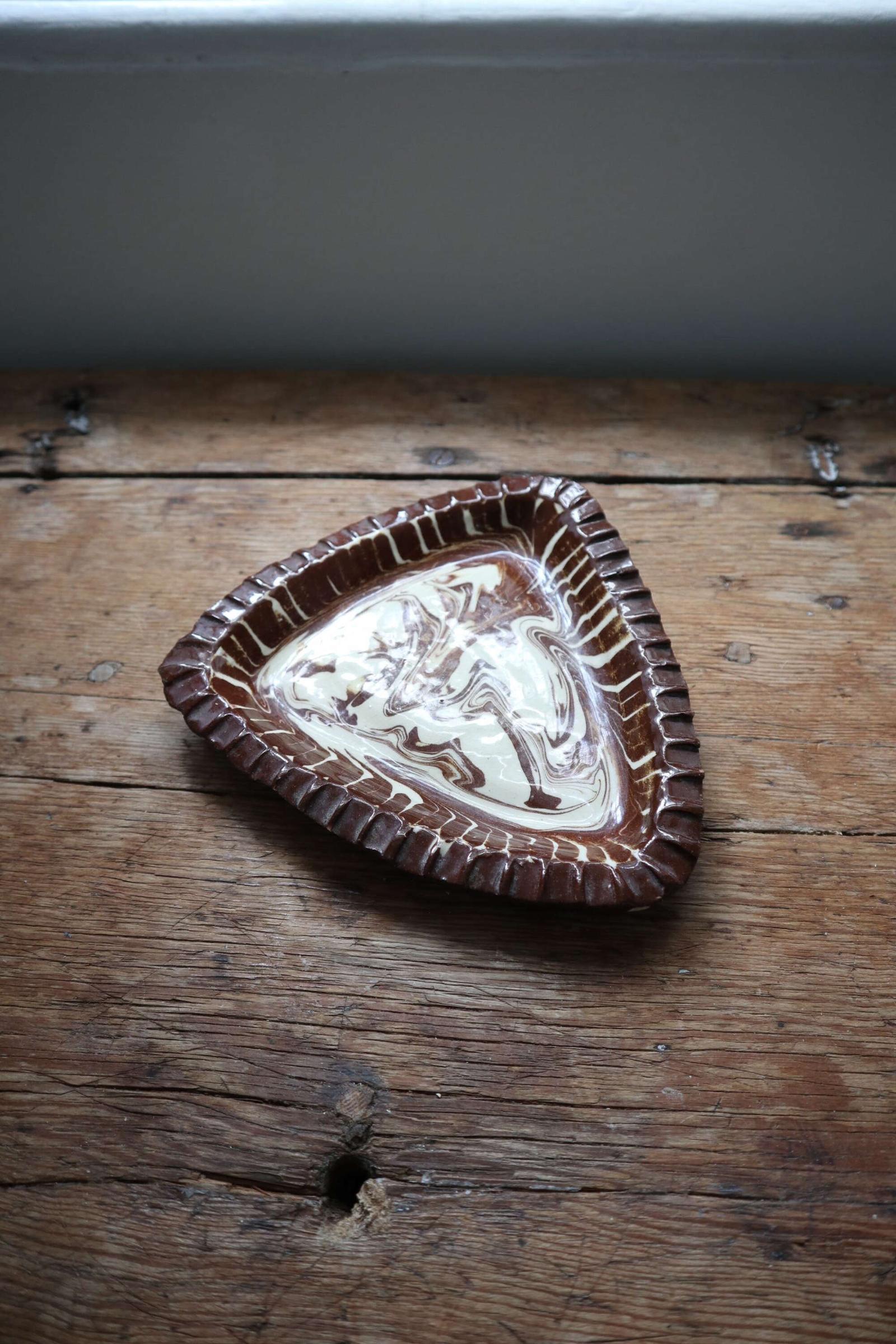Late 19th Century Scottish Seaton Agateware triangular dish (1 of 27)