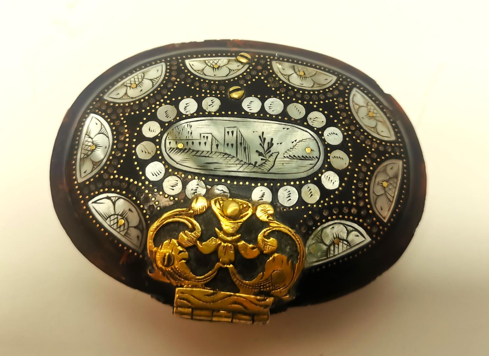 Tortoiseshell, Abalone & Gold Snuff Box (1 of 5)