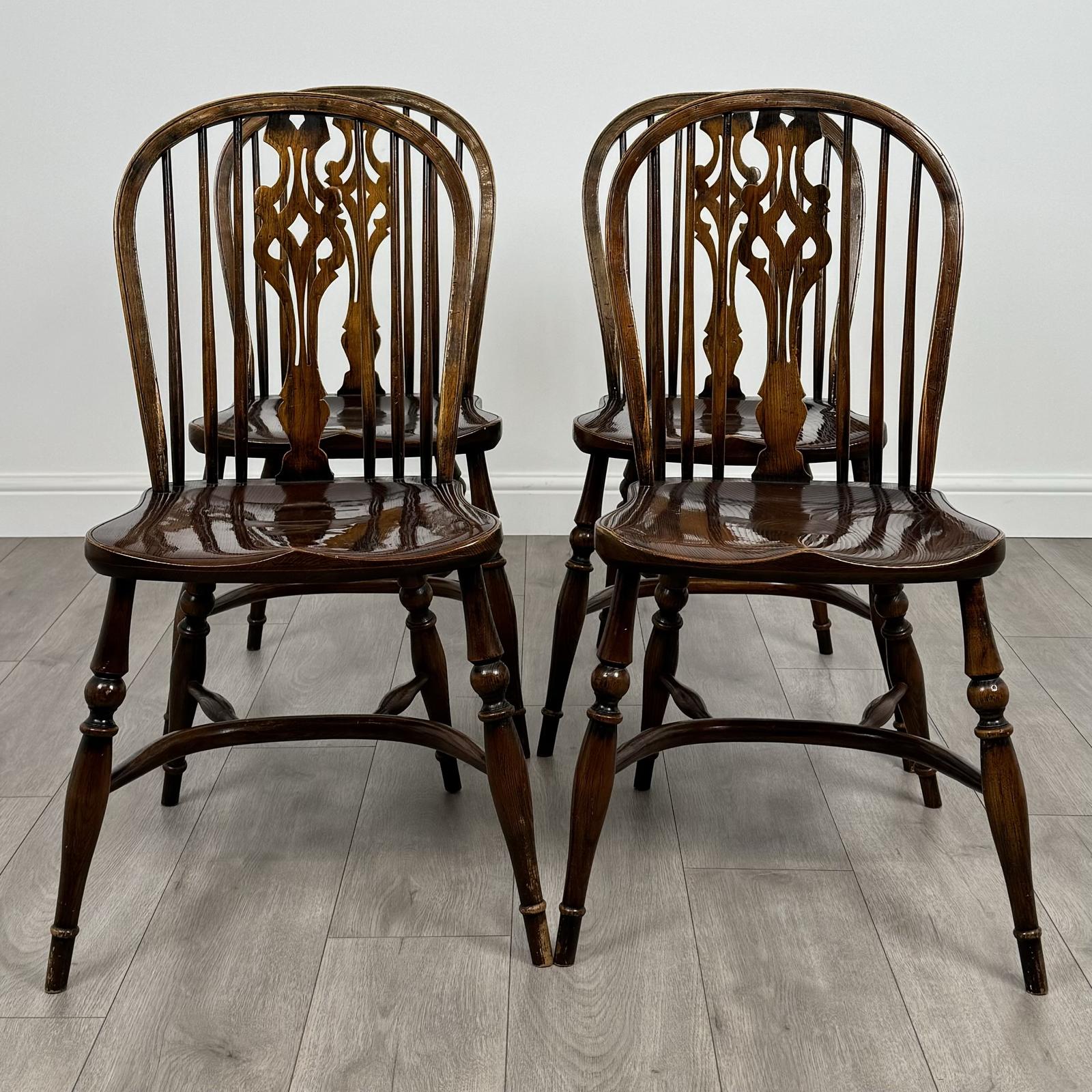 Antique 20th Century Set Of 4 Windsor Dining Chairs In Elm (1 of 8) Antique 20th Century Set Of 4 Windsor Dining Chairs In Elm (1 of 8)